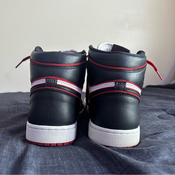 Size 10.5 - Jordan 1 Retro High OG Bloodline 2019 - Picture 5 of 7